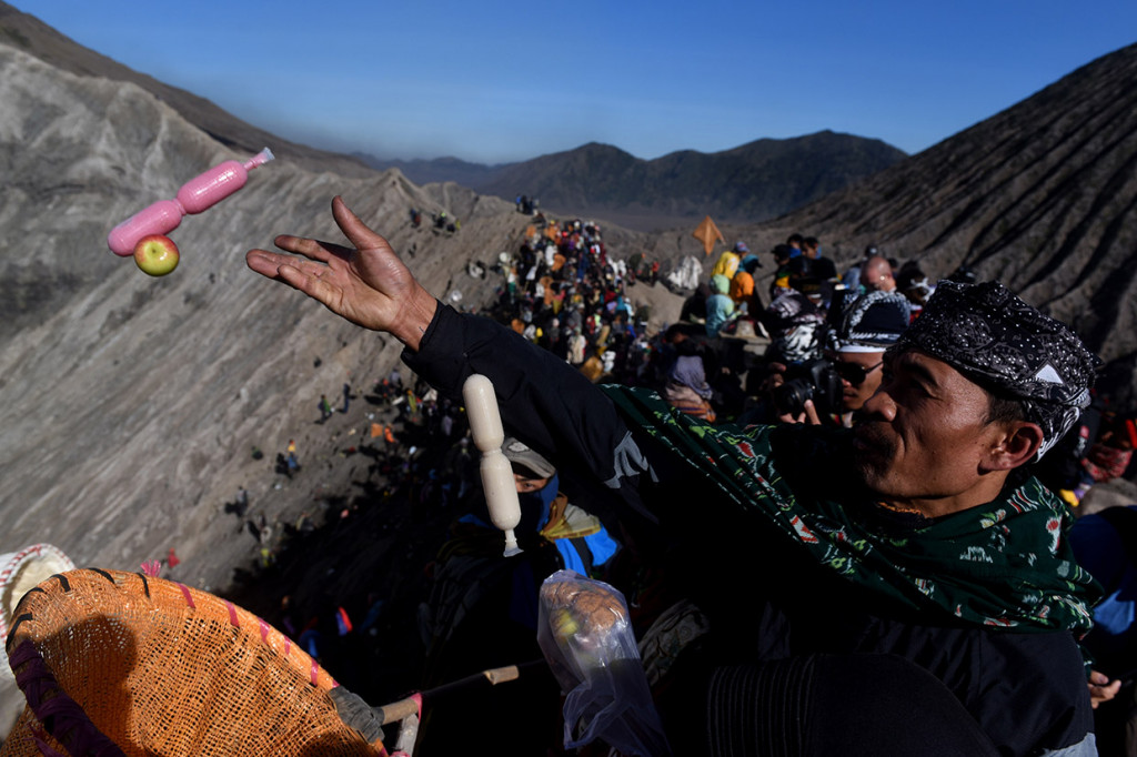 Warga Suku Tengger Gelar Upacara Yadnya Kasada