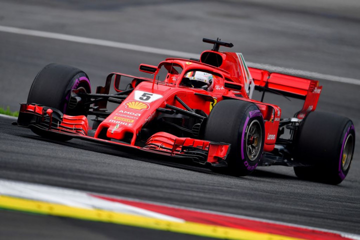 Vettel Putus Dominasi Hamilton Lewat FP3