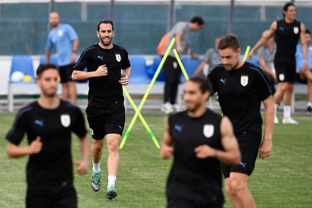 Diego Godin berlatih dengan timnas Uruguay. (AFP PHOTO / Jonathan NACKSTRAND)