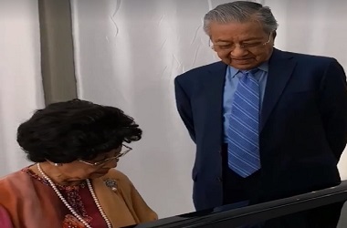 Istri Mahathir Bermain Piano sebelum ke Istana Bogor