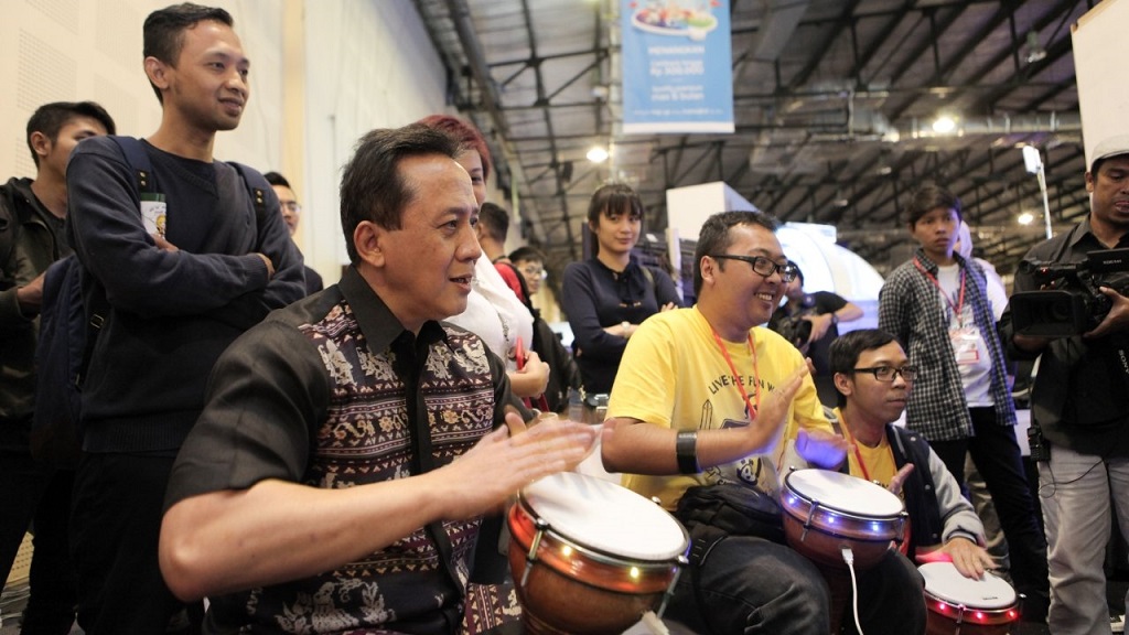 Kepala Badan ekonomi Kreatif (Bekraf) Triawan Munaf saat mengunjungi booth di Game Prime 2017.