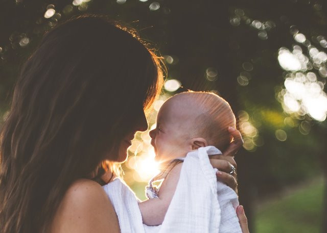 Menurut The Independent, studi menemukan bahwa orang tua baru umumnya akan mendapatkan waktu tidur rata-rata sebanyak 4 jam 44 menit selama tahun pertama kehidupan bayi mereka. (Foto: Julie Johnson/Unsplash.com)