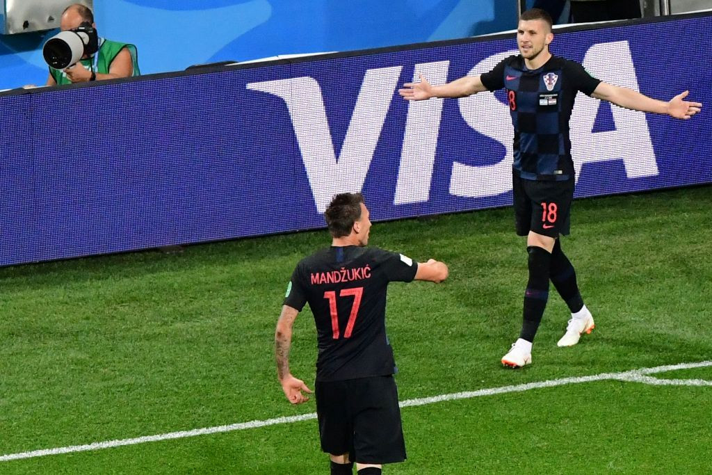 Selebrasi gol para pemain Kroasia. (AFP PHOTO / Martin BERNETTI)