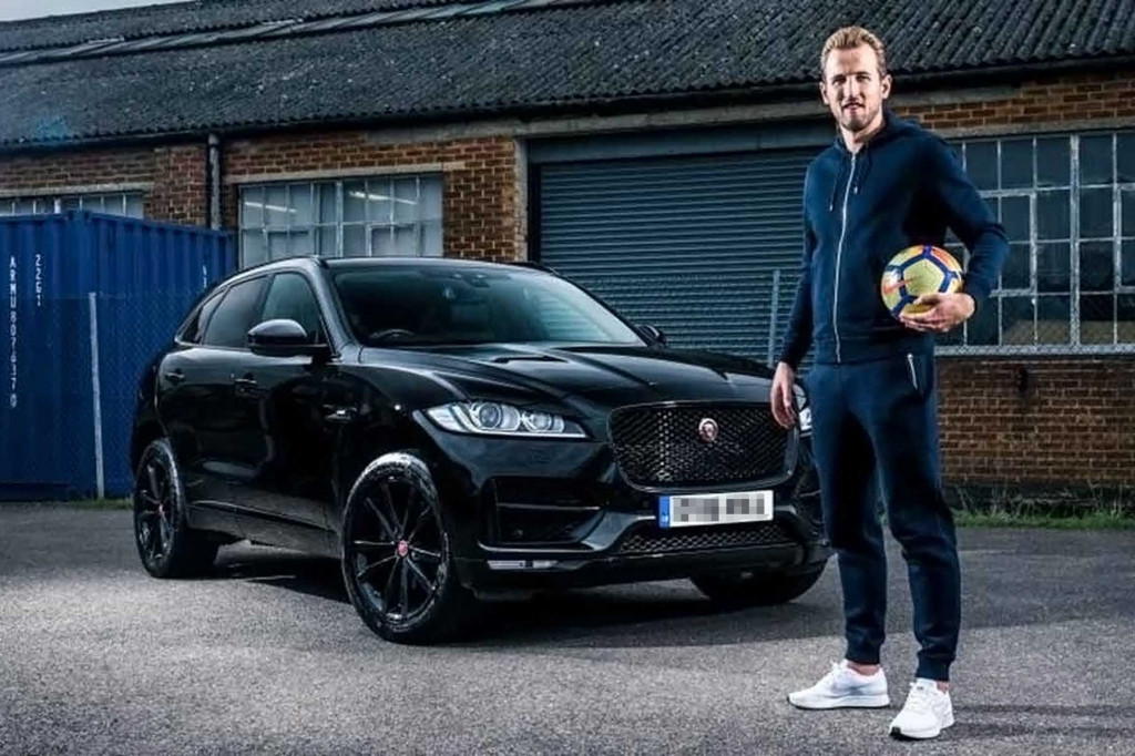 Harry Kane bersama Jaguar F_Pace miliknya. Motoring Research