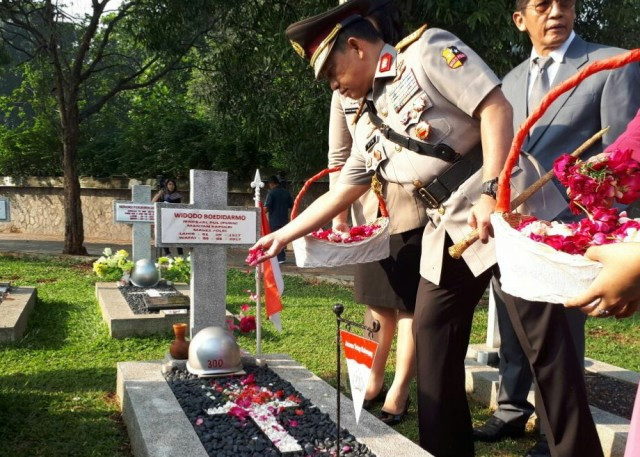 Kapolri Tabur Bunga di TMP Kalibata