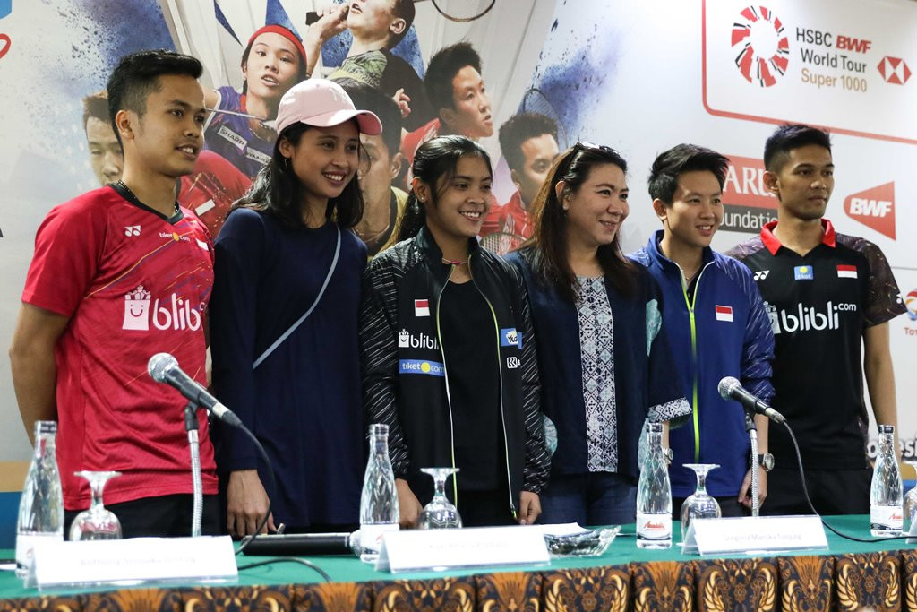Para atlet bulu tangkis Indonesia bersama Kepala Bidang Pembinaan dan Prestasi PBSI Susy Susanti hadiri Konferensi Pers Indonesia Open 2018 (Foto: Humas PBSI)