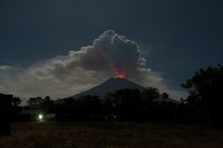 Gunung Agung Semburkan Abu Setinggi 2000 Meter
