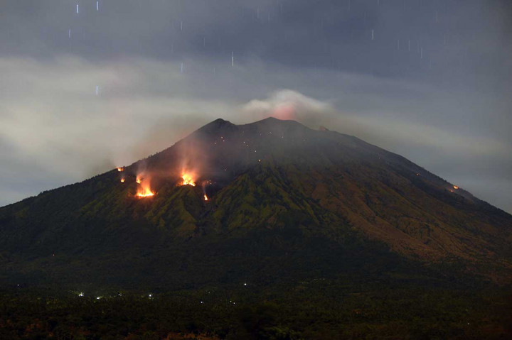Hutan Lereng Gunung Agung Terbakar