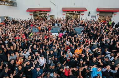 Tesla Kebut Produksi 5.000 Model 3 dalam Sepekan