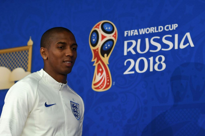 Ashley Young Siap Eksekusi Penalti