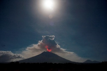 Gunung Agung Berpotensi Erupsi Strombolian