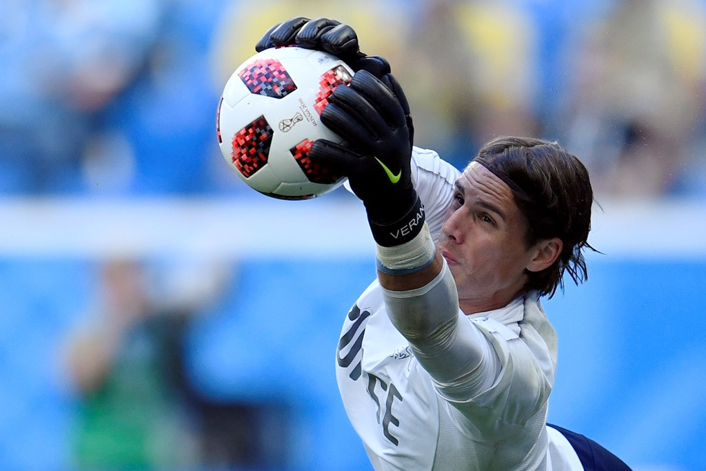 Kiper Swiss, Yan Sommer, sedang melakukan pemanasan jelang laga kontra Swedia. (AFP PHOTO / CHRISTOPHE SIMON)
