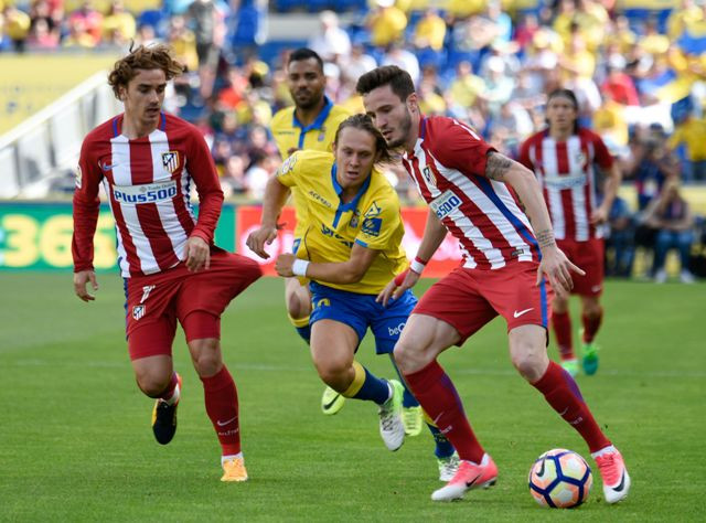 Alen Halilovic (tengah) saat memperkuat Las Palmas -AFP/DESIREE MARTIN (STR)