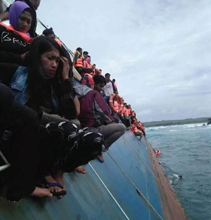 Evakuasi Penumpang KM Lestari Maju Terkendala Cuaca Buruk