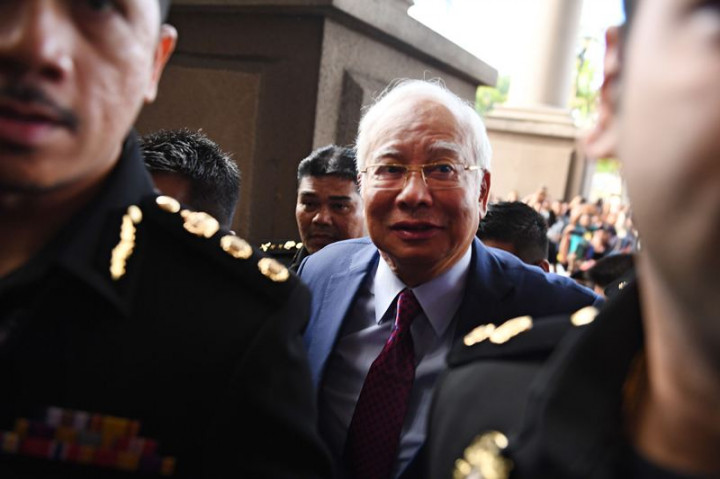 Setelah Ditahan Semalam, Najib Pulang ke Rumah