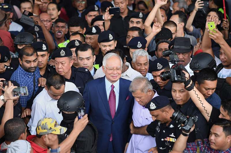 Mantan Perdana Menteri Malaysia Najib Razak dibebaskan dengan jaminan (Foto: AFP).