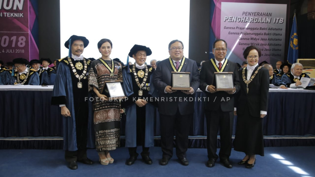 Menristekdikti, Mohamad Nasir menerima penghargaan Ganesa Prajamanggala Bakti Adiutama, Humas Kemenristekdikti.