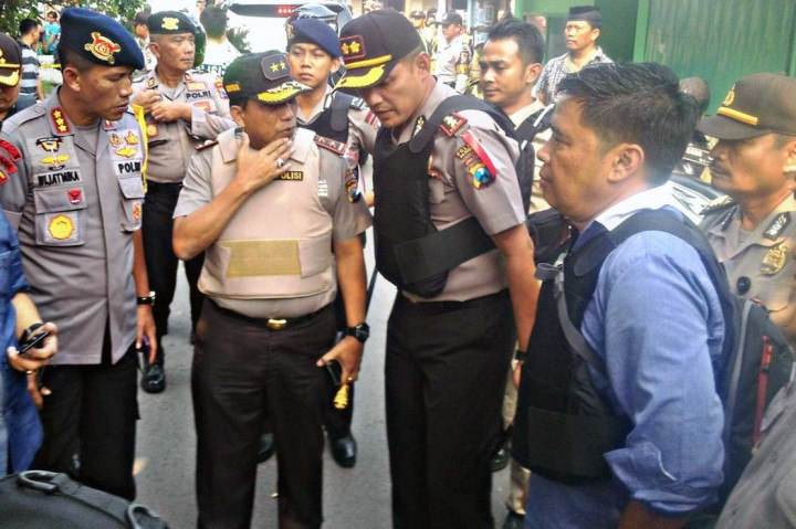 Terduga Pelaku Sempat Lempar 2 Bom ke Polisi