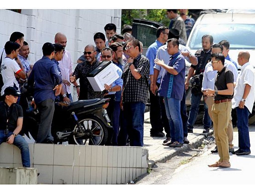 Kerumunan pendukung Najib Razak di depan bekas rumah dinasnya. (Foto: The Star).