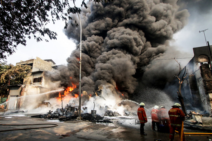 2 Orang Terluka dalam Kebakaran Gudang Kimia di Kampung Bandang
