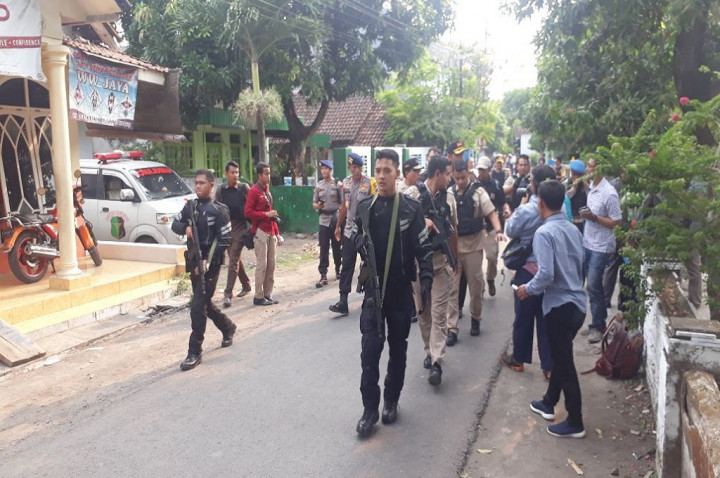 Pemilik Bom Kabur Tinggalkan Putra yang Terluka