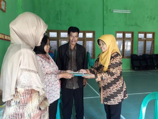 Kader Partai NasDem Serahkan Bantuan Makanan Suplemen