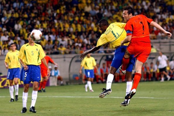 Momen saat gol Wilmots ke gawang Brasil dianulir wasit (Foto: Sportkeeda)