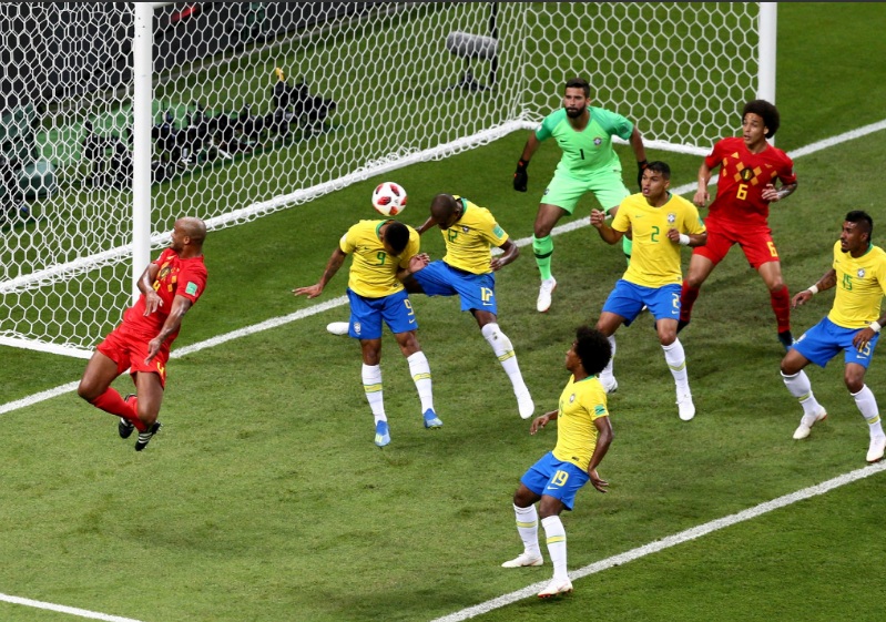Momen awal kekalahan Brasil ketika Fernandinho mencetak gol ke gawang timnya sendiri (Foto: @BelRedDevils)