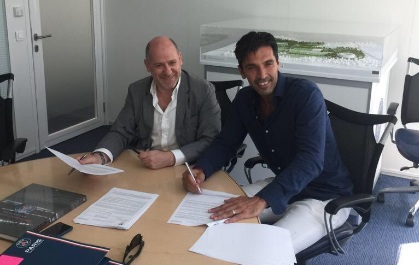 Gianluigi Buffon saat meneken kontrak dengan pejabat PSG (Foto: gianluigibuffon)