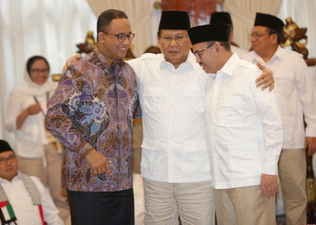 Ketua Umum Gerindra Prabowo Subianto (tengah) bersama Gubernur DKI Jakarta Anies Baswedan dan Sudirman Said. Antara/Retno Esnir
