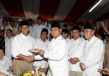 Ketua Umum Gerindra Prabowo Subianto memberikan tumpeng kepada Gubernur DKI Jakarta Anies Baswedan. Antara/Reno Esnir