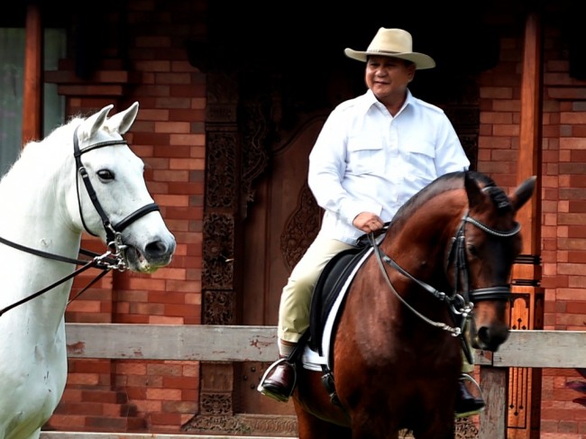 Ketua Umum Partai Gerindra Prabowo Subianto (kanan) menunggang kuda di Hambalang, Bogor. Foto: Antara/Puspa Perwitasari. 