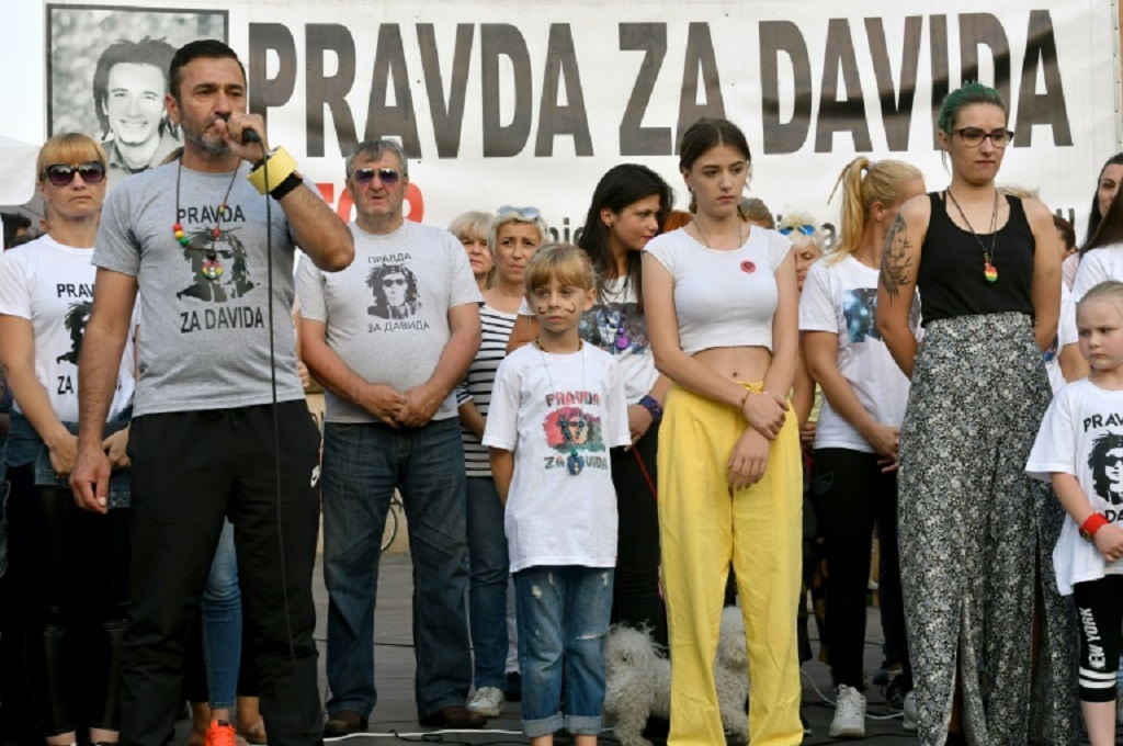 Keluarga dari Dragicevic berada di garda terdepan dalam protes besar di Bosnia. (Foto: AFP/ELVIS BARUKCIC)