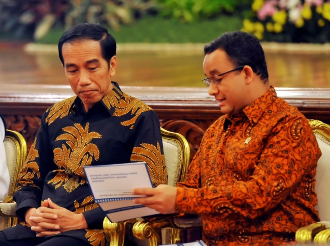 Joko Widodo bersama dengan Anies Baswedan--Antara/Yudhi Mahatma