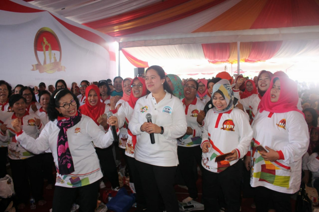 Menteri Koordinator Bidang Pembangunan Manusia dan Kebudayaan (Menko PMK) Puan Maharani, saat menghadiri peringatan Hari Keluarga Nasional ke-XXV di Kawasan Megamas Manado, Sulawesi Utara, Sabtu, 7 Juli 2018.
