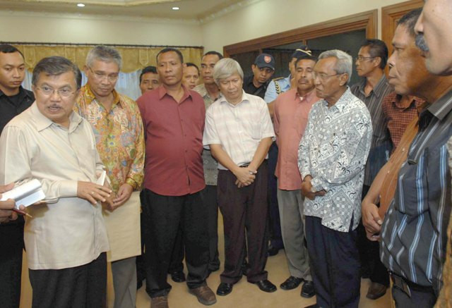 Wapres Jusuf Kalla (kiri) berdialog dengan komunitas yang menandatangani proses perdamaian Malino II ketika bertemu di Bandara Patimura, AMbon, Sabtu (16/2) malam. Foto: Saptono/Antara