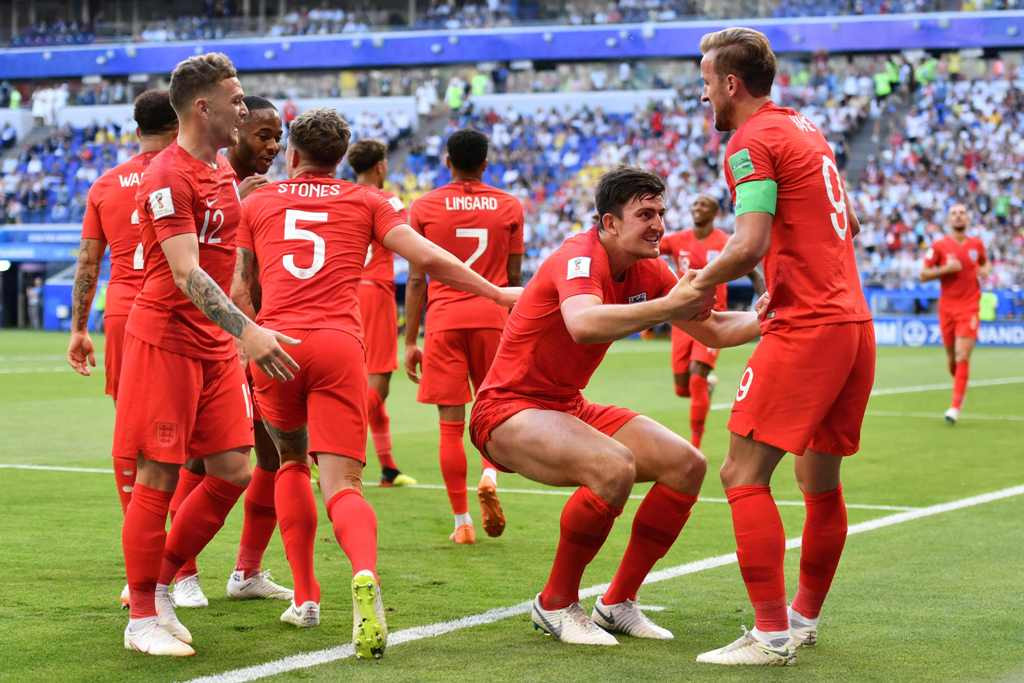 Harry Kane dan kawan-kawan memberikan selamat kepada Harry Maguire, sang pencetak gol pertama ke gawang Swedia pada 8 besar Piala Dunia 2018. (Foto: AFP PHOTO / Fabrice COFFRINI)