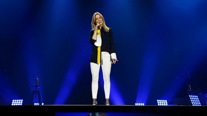 Buka Konser Celine Dion, Veronic DiCaire Ajak Penonton Lakukan 'Senam Wajah'