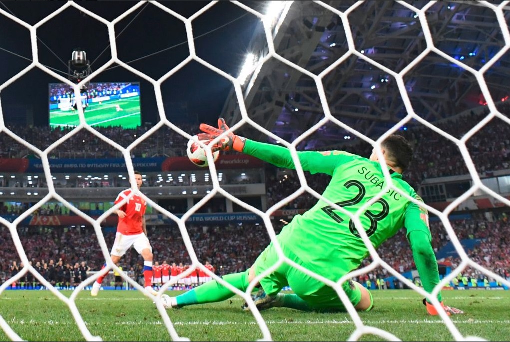 Danijel Subasic menepis tendangan Smolov (Foto: twitter)