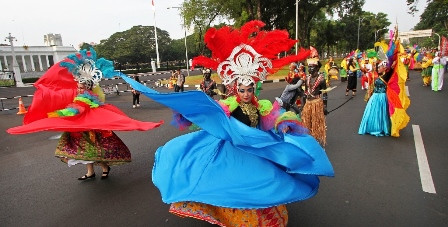 Pawai Mobil Unik Meramaikan Jakarnaval 2018