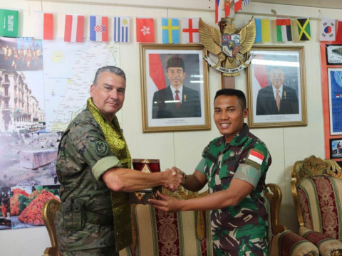 Dansatgas Indobatt Letkol Inf. Arfan Johan Wihananto (kanan)