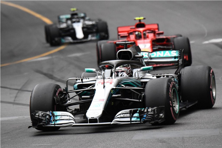Taktik Menarik Ferrari di Mata Hamilton