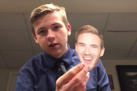 Remaja YouTuber Makan 100 Kertas Bergambar Wajah PewDiePie