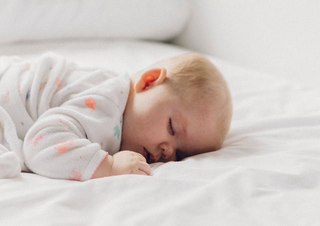 Penelitian yang dipimpin oleh Dr Ke Sun menemukan bahwa paparan asap rokok sebelum dan sesudah kelahiran dapat meningkatkan kebiasaan anak mendengkur. (Foto: Dakota Corbin/Unsplash.com)