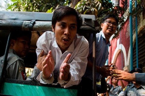 Dua wartawan Reuters, Kyaw Soe Oo (tengah) and Wa Lone (kanan).