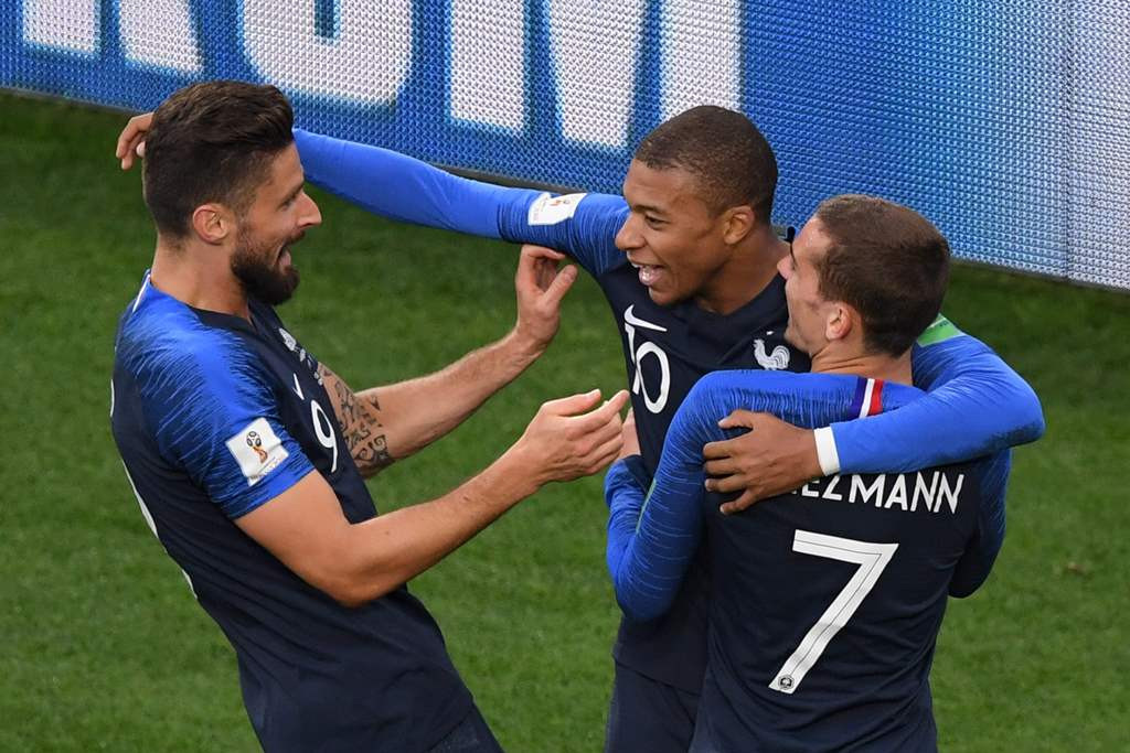 Olivier Giroud (kiri), Kylian Mbappe (tengah), dan Antoine Griezmann melakukan selebrasi (Foto: AFP PHOTO / JORGE GUERRERO)