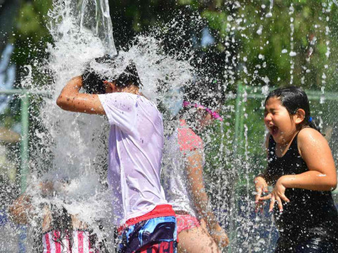 Warga AS berbondong-bondong ke taman air untuk hindari gelombang