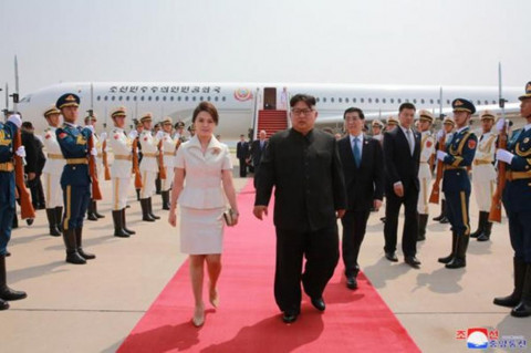 Pemimpin Korea Utara Kim Jong-un (kanan) dan istrinya Ri Sol-ju