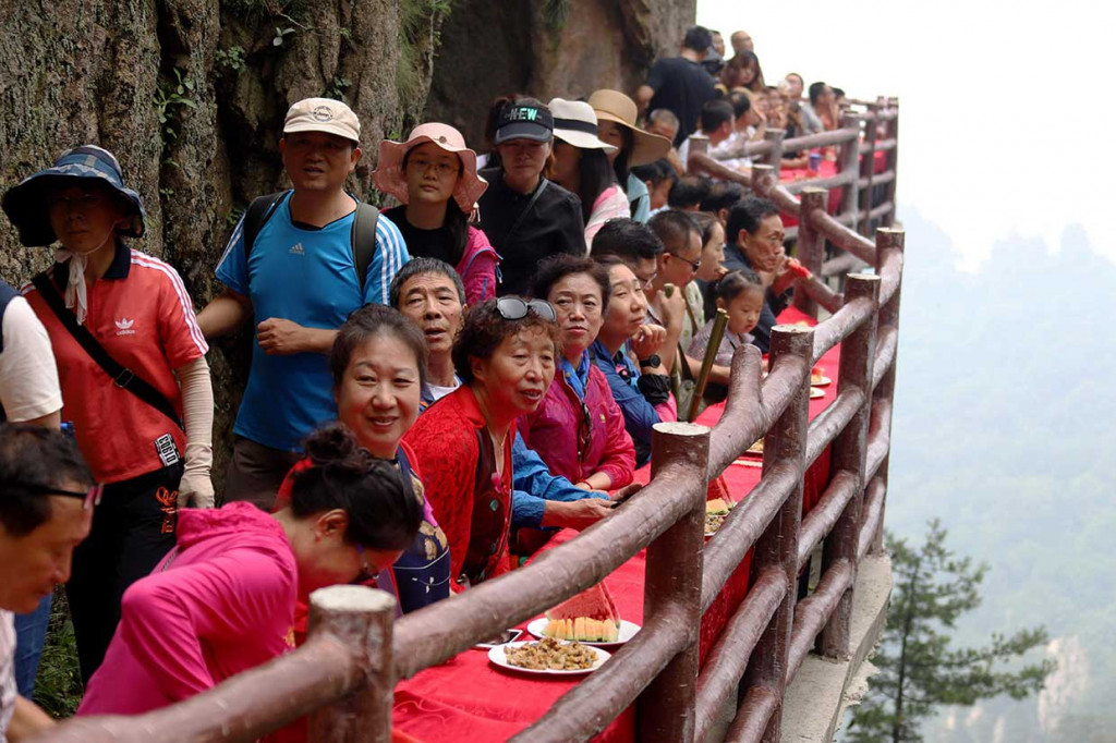 Rasakan Sensasi Makan di Tepi Tebing Setinggi 2.000 Meter