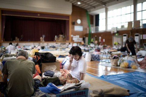 Warga Jepang yang tinggal dalam tempat penampungan sementara di